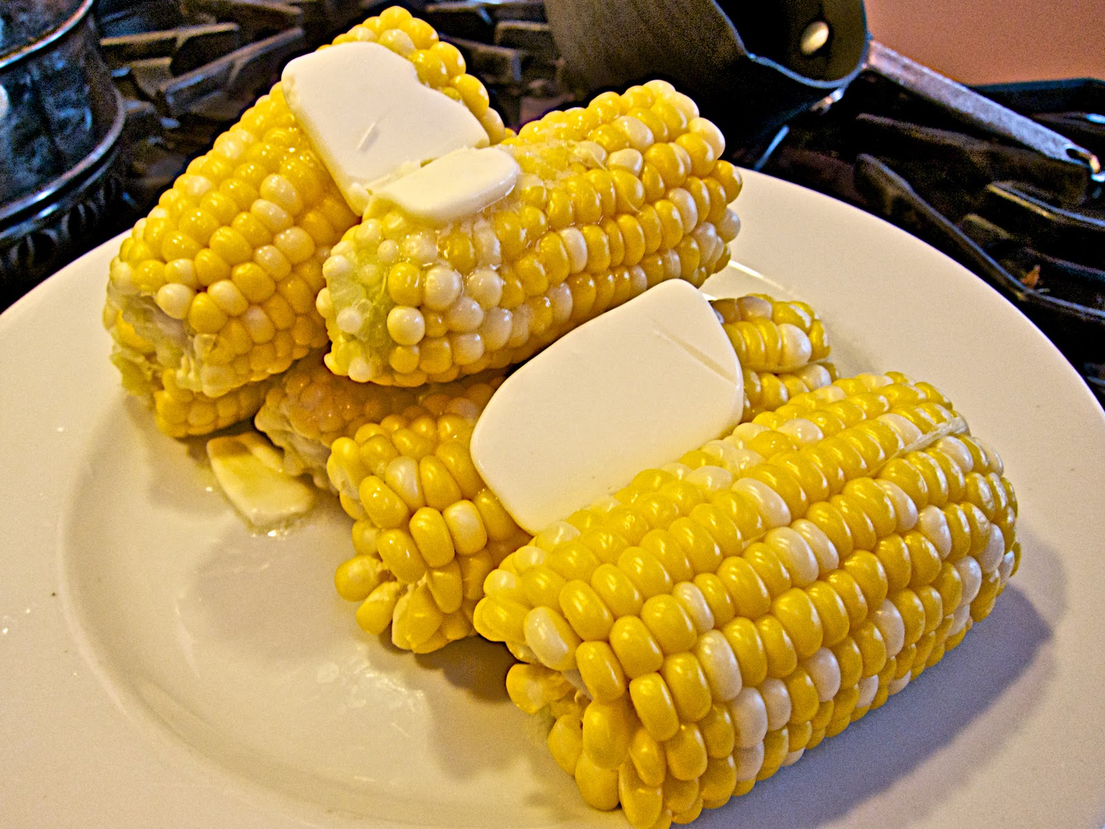 Кукуруза вареная в початках. Вареная кукуруза. Кукуруза отварная. Кукуруза в тарелке. Кукуруза в початках вареная.
