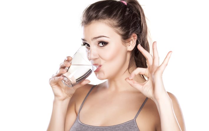 сколько воды надо пить женщине