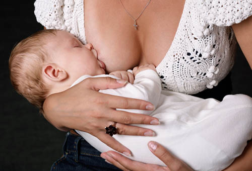 Младенец сосёт грудь