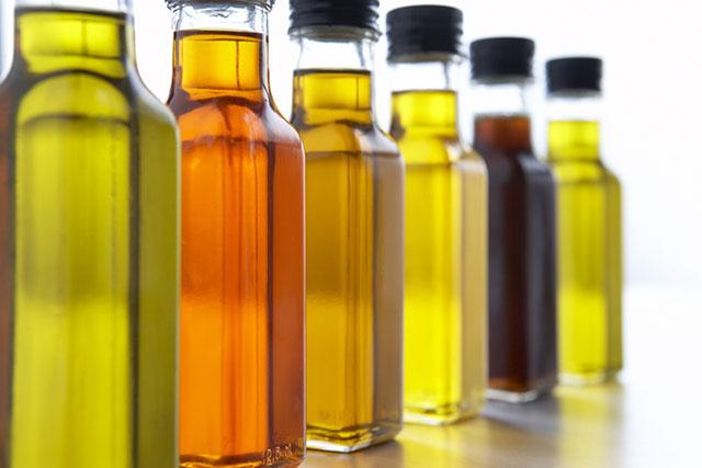 Кладезь витамина Е - нерафинированные масла: оливковое, зародышей злаковых растений, косточек черной смородины, соевое, кунжутное, подсолнечное
