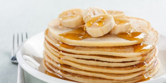 Что приготовить на завтрак: Американские панкейки с мёдом и бананами