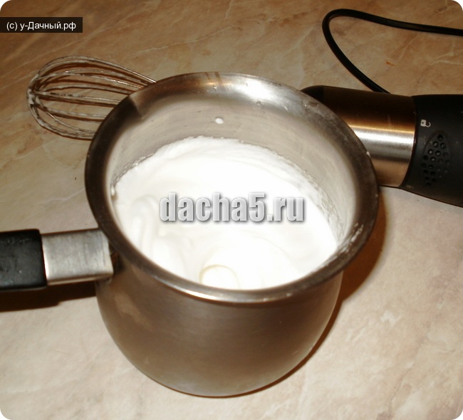 взбиваем яичные белки