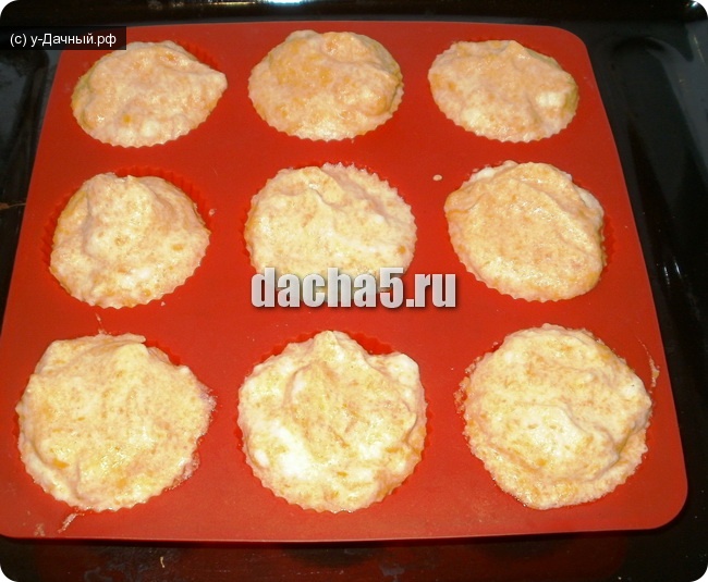 выложить тесто для тыквенных кексов в форму для запекания