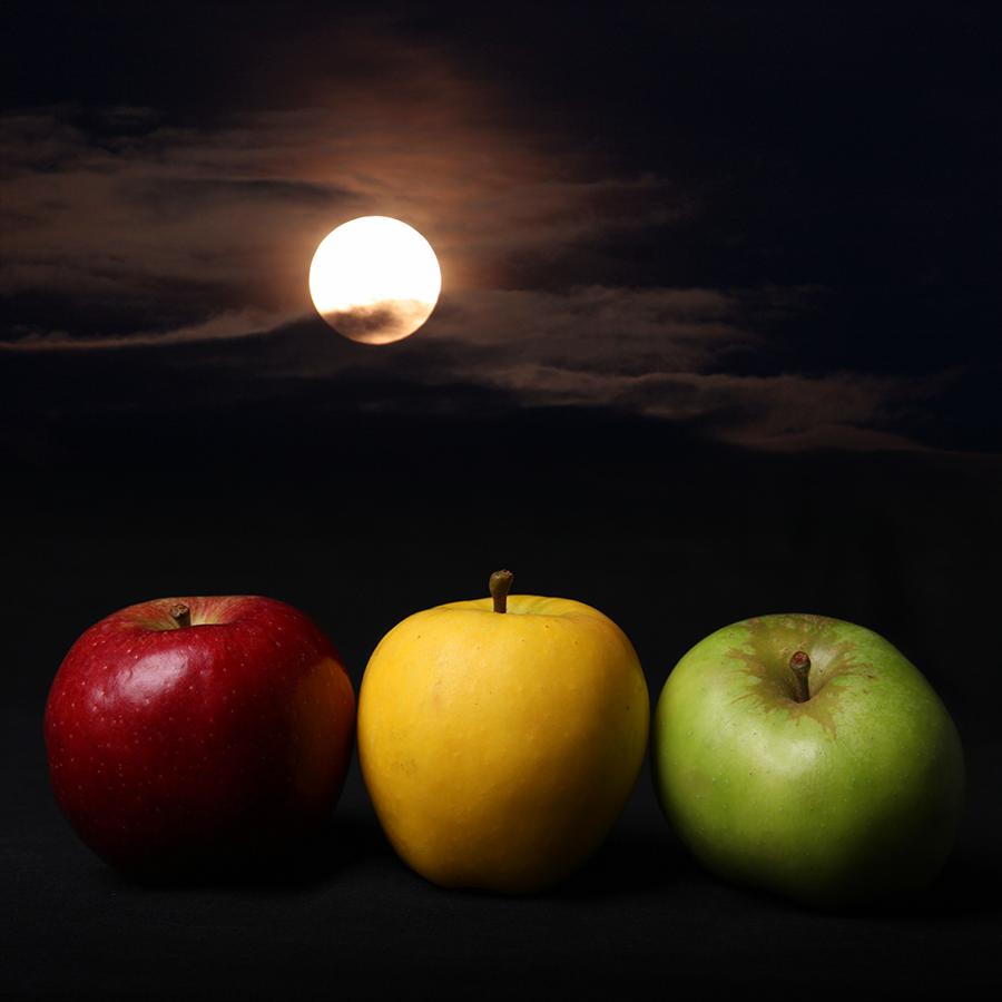 Луна, небо, яблоки