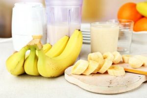 коктейль протеиновый с молоком и бананом