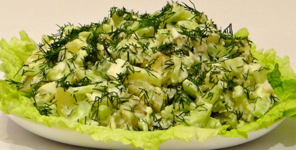 Салат из сельдерея, свежих огурцов и вареного яйца