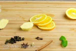 Зеленый чай с имбирем и корицей: Порезать имбирь и лимон