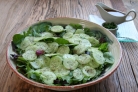 Салат из зелени и огурцов