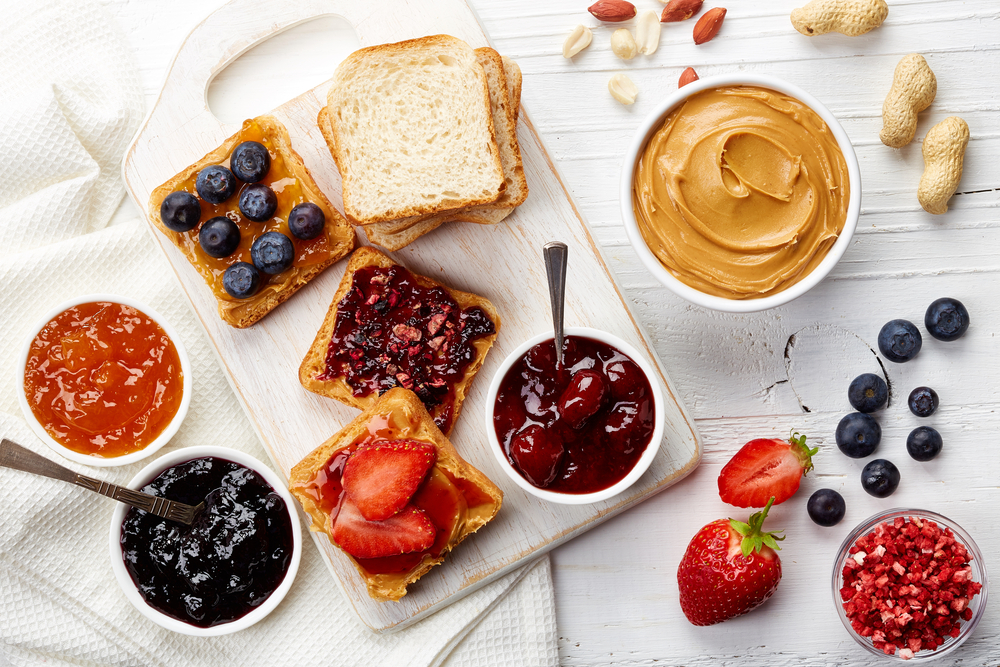 Завтрак: тосты с джемом, ореховой пастой, свежими и сушеными ягодами