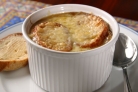 Традиционный французский луковый суп 
