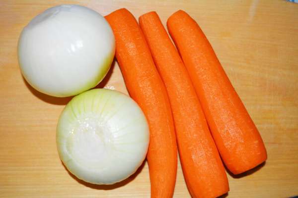Фото: Лук и морковь для классического варианта супа