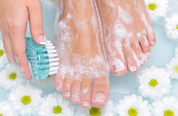 мытье ног с мылом