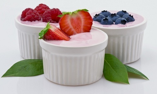Перед сном можно съесть йогурт