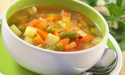 На обед полезно приготовить суп на овощном бульоне