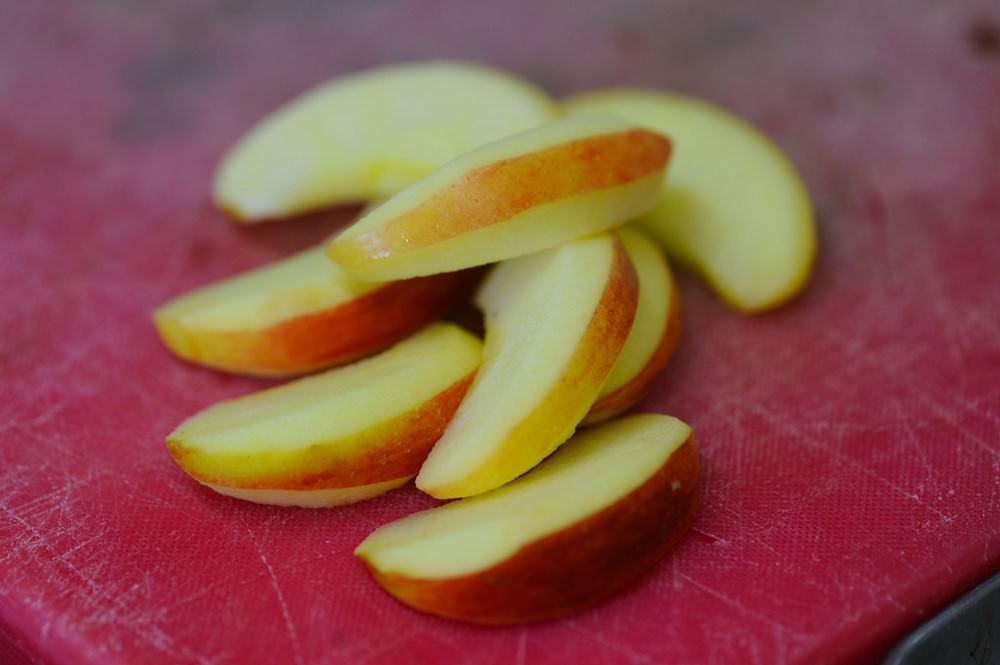 Яблоки для пирога нужно аккуратно порезать на дольки