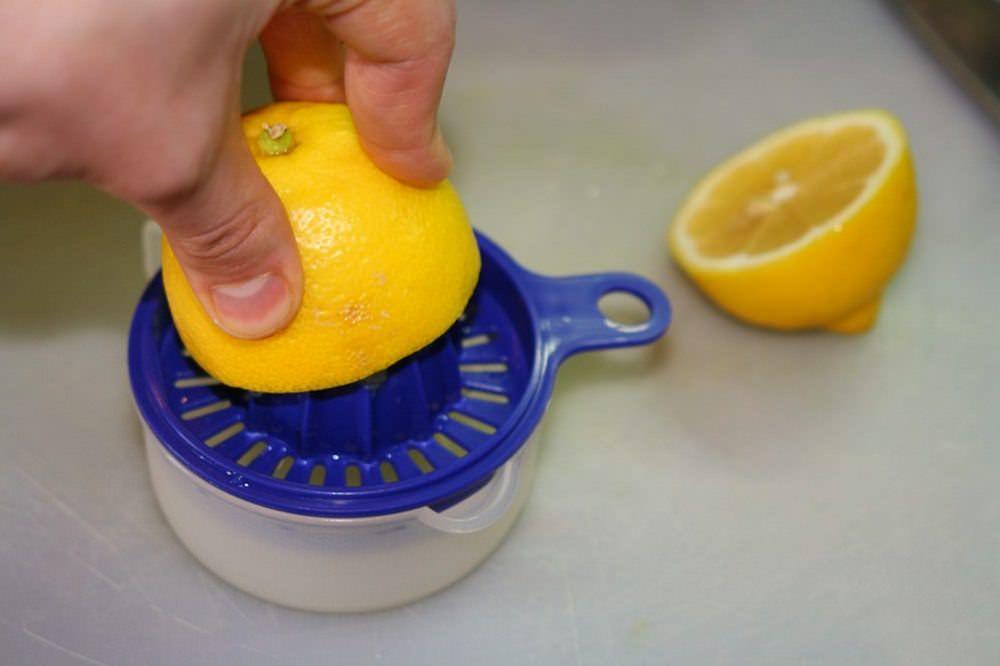 Для приготовления низкокалорийной шарлотки нам понадобится немного лимонного сока