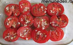 Порезанные кружочками помидоры в форме для запекания в духовке
