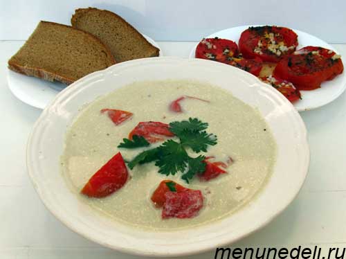 Баклажановый суп пюре с запеченными помидорами и двумя кусочками хлеба