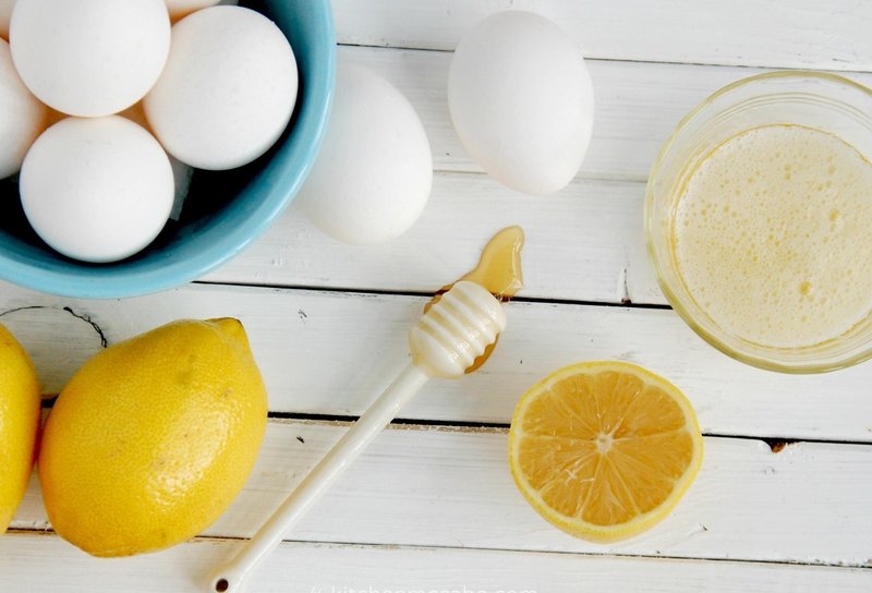Лимон, мед и яйца для приготовления очищающей маски