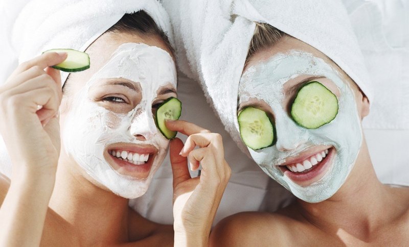 Две девушки с очищающими масками на лицах