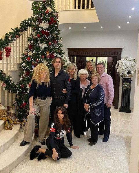 Алла Пугачева встретила рождество с семьей Дотсман