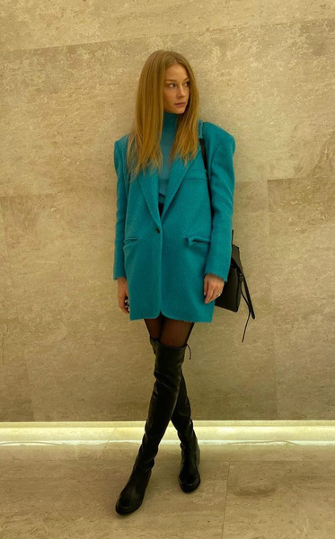 Светлана Ходченкова выбирает широкие пиджаки