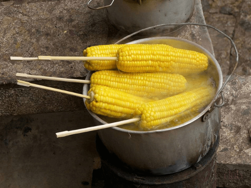 вареная кукуруза в кастрюле