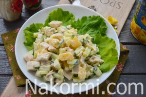 Диетический салат с ананасами и курицей