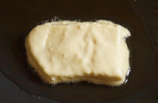 сыр сулугуни обжаривают в кляре