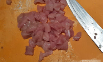 Шаг 4: Куриное филе режьте небольшими кубиками. Рекомендую резать поперек волокон, тогда мясо будет мягким.