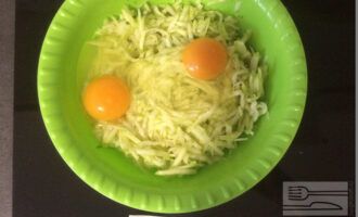 Шаг 4: Добавьте к кабачку 2 яйца, соль, перец по вкусу. Всыпьте сюда же геркулесовую муку и все хорошо перемешайте. Дайте постоять смеси 3 минуты.