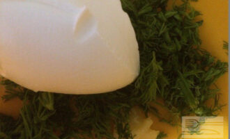 Шаг 6: Пока жарятся оладьи смешайте укроп, сыр и чеснок (потрите на мелкой терке), чтобы у вас получилась однородная масса.