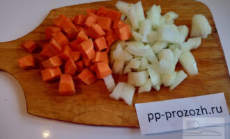Шаг 2: Нарежьте морковь и лук кубиком.