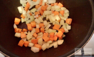 Шаг 6: Лук и морковь опустите в сотейник и немного подвяльте на оливковом масле 1-2 минуты. Накройте крышкой и спассеруйте в течение 5 минут.