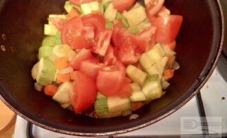Шаг 8: Добавьте помидоры, протушите еще 10 минут, аккуратно помешивайте, чтобы овощи не превратились в кашу.