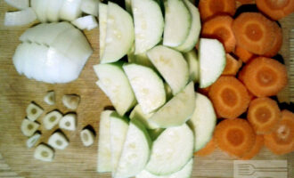 Шаг 2: Кабачок и морковь помойте и почистите. Порежьте лук, чеснок и овощи крупными кусочки.