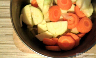 Шаг 3: Дно сковороды или кастрюли, где будет вариться суп, смажьте оливковым маслом, обжарьте лук и чеснок. Добавьте кабачок и морковь, готовьте 7-9 минут (чтобы овощи не пригорели, налейте немного воды).
