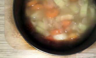 Шаг 4: Залейте овощи кипяченой водой, добавьте соль и перец по вкусу, варите до готовности (минут 15).