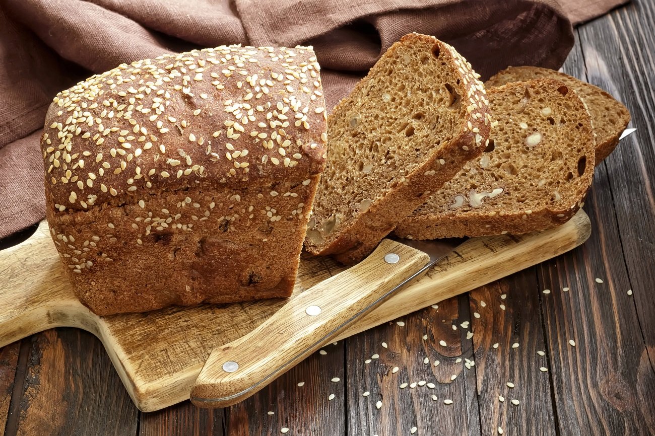 Ржаной хлеб на дощечке