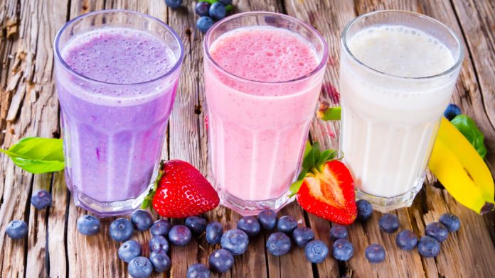 Фруктовые протеиновые коктейли: фиолетовый, малиновый и белый