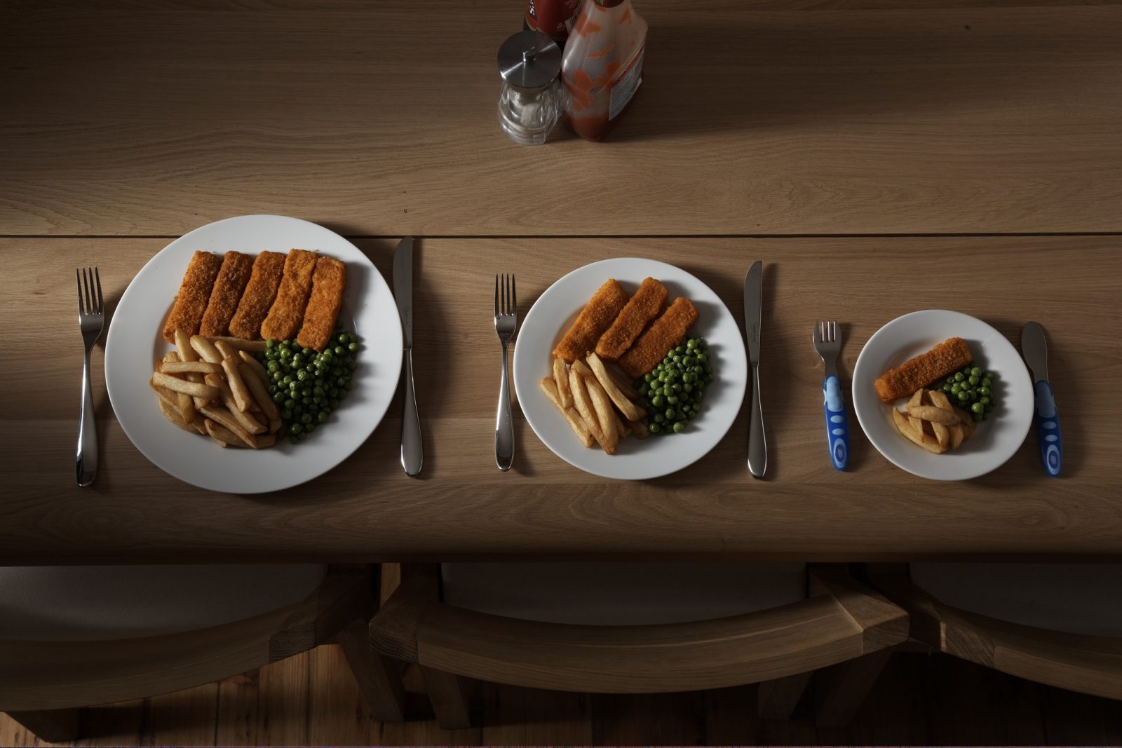 Три различных размера порций пищи на тарелке