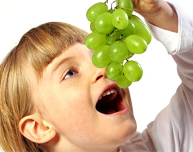 Ребенок есть виноград