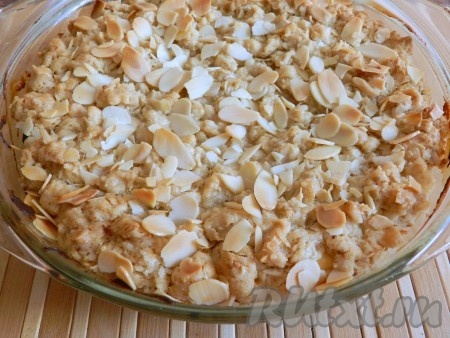 Выпекать овсяный пирог с творожной начинкой и яблоками при температуре 180 градусов 30-40 минут до золотистого цвета. Пирог из овсяных хлопьев полностью остудить в форме, затем аккуратно переложить на тарелку.