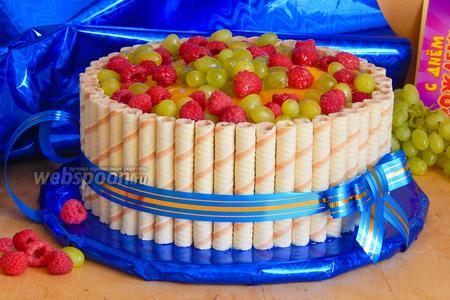 Фото рецепта Бисквитно-творожный торт с вафельными трубочками и фруктами