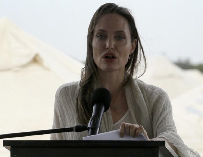 Исхудавшая Анджелина Джоли посетила лагерь беженцев
