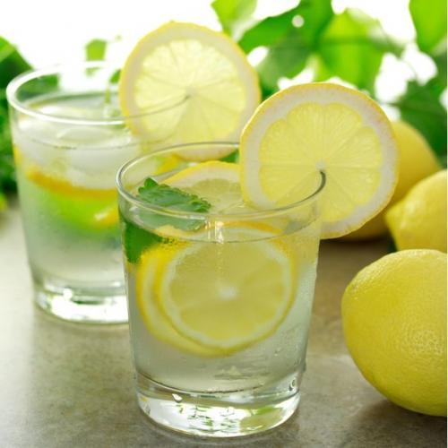 С утра натощак 2 стакана воды можно С лимоном. 5 причин выпить воду С лимоном натощак утром:
