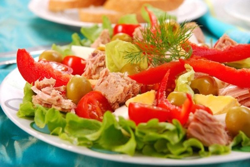 салат из овощей и тунца