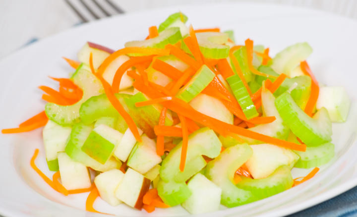 Салат из сельдерея, моркови и репы