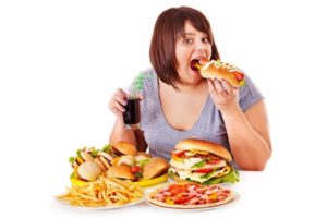 толстая девушка ест