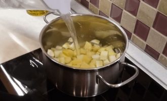 Заливаем водой овощи в кастрюле